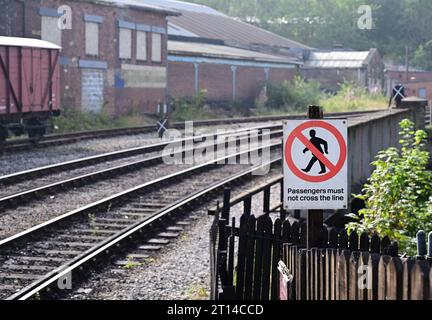 Nota: I passeggeri devono evitare di attraversare la linea alla stazione di Keighley sulla Keighley & Worth Valley Railway. Foto Stock