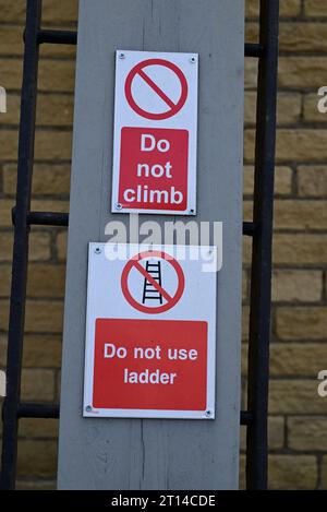 Segui una scala alla stazione di Keighley sulla Keighley and Worth Valley Railway. Foto Stock