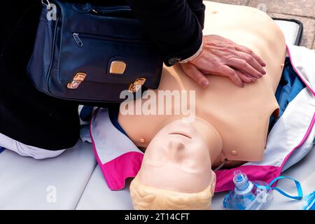 Mani di un poliziotto su un manichino durante un esercizio di rianimazione. Concetto di formazione per il primo soccorso RCP.assistenza urgente. Foto Stock