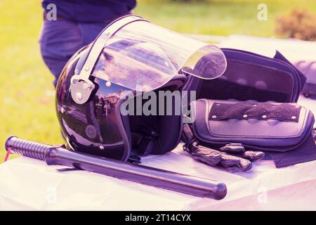 Poliziotto di protezione. Polizia Un casco, armatura - un giubbotto antiproiettile. Testa in acciaio della polizia. completo con piastre in ceramica e kevlar. Caschi blu. Foto Stock