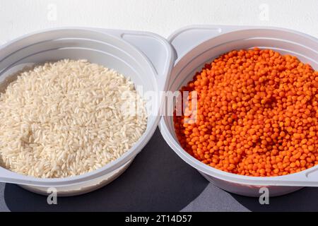 Seghetti di miglio. piastra in plastica con cereali. Cibo vegetariano. primo piano Foto Stock