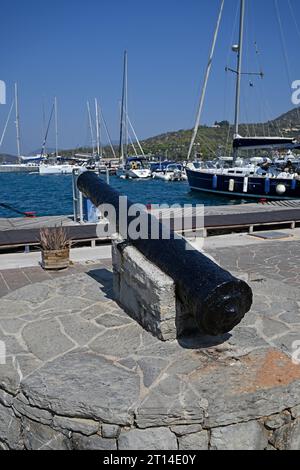 Vecchio cannone nel porto di Poros, isola di Poros, Grecia Foto Stock