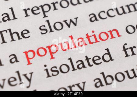 Concentrati sulla parola rossa "popolazione". Popolazione di parole stampate in rosso con macro shot su un foglio di carta o un libro Foto Stock