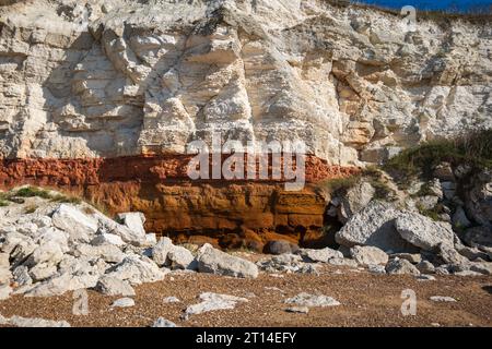 Colorate scogliere di arenaria sulla spiaggia britannica in inghilterra regno unito. Foto Stock