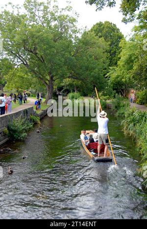 Persone che viaggiano in un punt sul fiume Great Stour, Canterbury, Kent Foto Stock