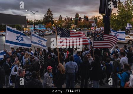 Bellevue, Stati Uniti. 9 ottobre 2023. La visione generale di individui provenienti da contesti diversi si riuniscono a Bellevue per mostrare solidarietà in risposta ai recenti attacchi di Hamas e alle continue tensioni in Medio Oriente. Centinaia di sostenitori israeliani, riuniti a Bellevue, con bandiere e cartelli israeliani. Si sono riuniti per esprimere la loro solidarietà in una crisi che si sta aggravando. (Foto di Chin Hei Leung/SOPA Images/Sipa USA) credito: SIPA USA/Alamy Live News Foto Stock