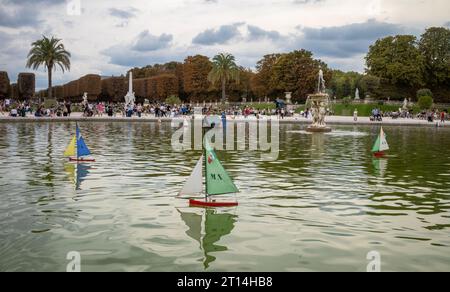 I modellini di barche a vela scivolano attraverso lo stagno nel cuore del famoso Jardin du Luxembourg a Parigi, in Francia. Foto Stock