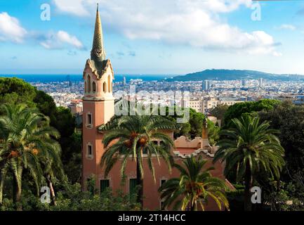 Affacciato su Barcellona dal Parco Güell (Parco Gaudí), Un parco fantastico, sede di opere del famoso architetto Gaudí di Barcellona e del modernismo catalano Foto Stock