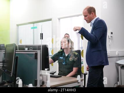 Il Principe di Galles parla con lo staff durante una visita al Milton Keynes Blue Light Hub nel Buckinghamshire, per evidenziare l'importanza di sostenere la salute mentale dei soccorritori durante la settimana della giornata mondiale della salute mentale. Data foto: Mercoledì 11 ottobre 2023. Foto Stock