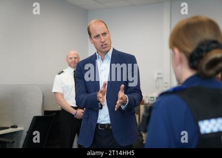 Il Principe di Galles parla con lo staff durante una visita al Milton Keynes Blue Light Hub nel Buckinghamshire, per evidenziare l'importanza di sostenere la salute mentale dei soccorritori durante la settimana della giornata mondiale della salute mentale. Data foto: Mercoledì 11 ottobre 2023. Foto Stock