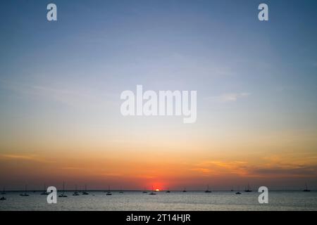 Tramonto sul porto di Darwin nel territorio settentrionale dell'Australia Foto Stock