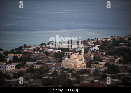 Dahab è una piccola città sulla costa sud-orientale della penisola del Sinai in Egitto di notte. Foto Stock