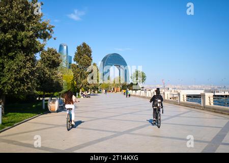 Una vista dell'incompiuta Crescent Bay circolare, edificio iconico, sulla promendade, il parco Corniche vicino al Mar Caspio. A Baku, Azerbaij Foto Stock