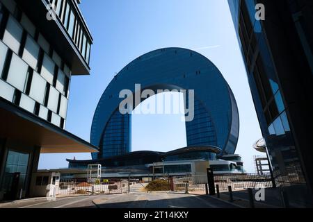 Una vista dell'incompiuta Crescent Bay circolare, edificio iconico, sulla promendade, il parco Corniche vicino al Mar Caspio. A Baku, Azerbaij Foto Stock