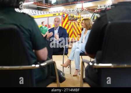 Il Principe di Galles parla con lo staff durante una visita al Milton Keynes Blue Light Hub nel Buckinghamshire, per evidenziare l'importanza di sostenere la salute mentale dei soccorritori durante la settimana della giornata mondiale della salute mentale. Data foto: Mercoledì 11 ottobre 2023. Foto Stock