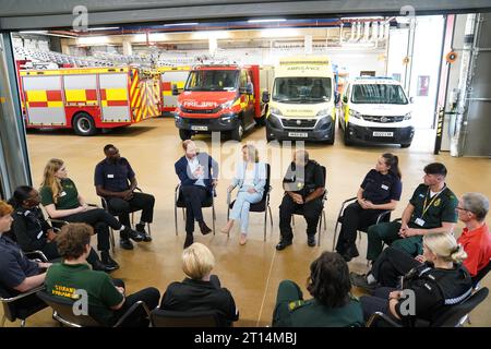 Il Principe di Galles parla con lo staff durante una visita al Milton Keynes Blue Light Hub nel Buckinghamshire, per evidenziare l'importanza di sostenere la salute mentale dei soccorritori durante la settimana della giornata mondiale della salute mentale. Data foto: Mercoledì 11 ottobre 2023. Foto Stock