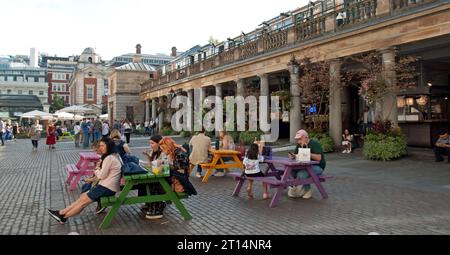 Courtyard and Entrance, Covent Garden Market, Covent Garden, Westminster, Londra, REGNO UNITO Foto Stock