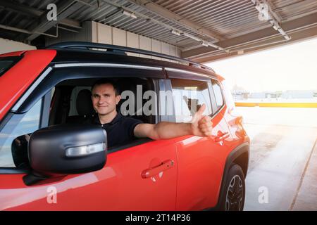 Un uomo entra in un parcheggio sotterraneo. Sistema di sicurezza del parcheggio Foto Stock