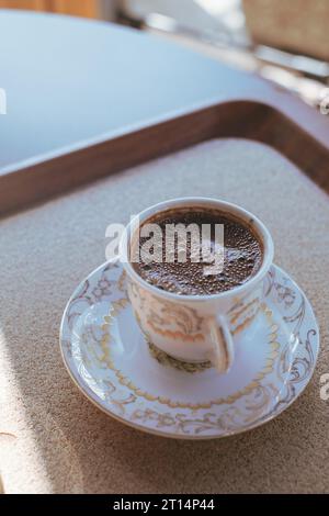 Una tazza di caffè turco appena fatto Foto Stock