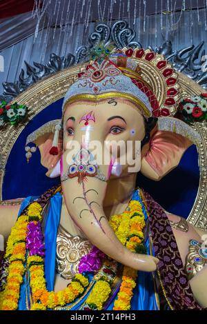 Un bellissimo idolo del Signore Ganesha che viene adorato in un mandal a Mumbai per l'auspicious festival indiano di Ganesh Chaturthi Foto Stock