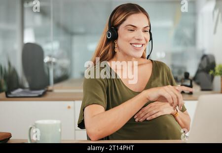 Laptop, sorridere e una donna incinta in un call center per l'assistenza clienti o l'assistenza con una cuffia. Tecnologia, puntare e gravidanza con un giovane felice Foto Stock