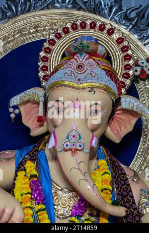 Un bellissimo idolo del Signore Ganesha che viene adorato in un mandal a Mumbai per l'auspicious festival indiano di Ganesh Chaturthi Foto Stock