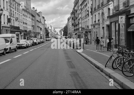 Versailles, Francia 10.08.2023 rue carnot, versailles Francia, auto e biciclette parcheggiate, persone, nero e whi Foto Stock