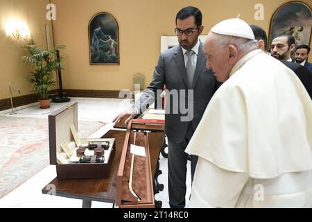 Papa Francesco incontra il sultano Ahmed al Jaber in Vaticano l'11 ottobre 2023. Sultan al Jaber è l'inviato speciale degli Emirati Arabi Uniti per il cambiamento climatico e il presidente designato dei colloqui sul clima della COP28. Foto di (EV) Vatican Media /ABACAPRESS.COM credito: Abaca Press/Alamy Live News Foto Stock