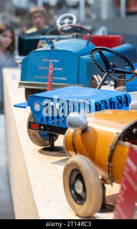 11 ottobre 2023, Sassonia, Chemnitz: Il camion ribaltabile "Willys Jeep" con carrozzeria in lamiera d'acciaio è esposto in una piccola mostra speciale sui veicoli per bambini presso il Chemnitz Industrial Museum. Il modello fu prodotto tra il 1965 e il 1975 presso la Werner Bächtiger KG di Dessau. "Mobile Kindeträume" è il titolo della mostra, che sarà in mostra fino al 5 novembre 2023. In collaborazione con il collezionista di veicoli per bambini Eckart Holler e il deposito Pohl-Ströher, la presentazione offre una panoramica di oltre 70 anni di mondi mobili per bambini. Una gamma inimmaginabile di creatività, talento creativo A. Foto Stock
