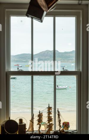 La vista dall'interno del Ty Coch Inn, commercializzato come uno dei dieci migliori bar sulla spiaggia del mondo Foto Stock