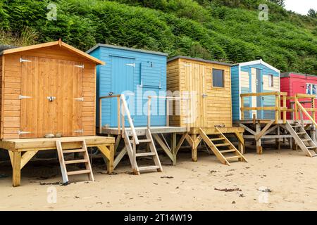 Colorati rifugi sulla spiaggia di Porth Nefyn, penisola di Llyn, Gwynedd, Galles Foto Stock