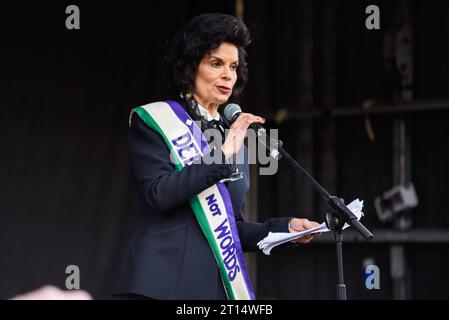 Bianca Jagger parla alla protesta per l'uguaglianza femminile del 4 marzo organizzata da Care International a Londra, Regno Unito Foto Stock