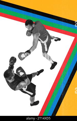 Due uomini muscolosi, atleti di pugilato in movimento sul ring, che combattono su uno sfondo colorato. Collage artistico creativo. Foto Stock