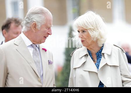 Foto del fascicolo datata 27/06/2023 del re Carlo III e della regina Camilla che visiteranno il Kenya il mese prossimo a seguito di un invito del presidente William Ruto il cui paese celebra il 60° anniversario della sua indipendenza dalla Gran Bretagna. Il re riconoscerà gli "aspetti dolorosi” della storia condivisa del Regno Unito e del Kenya quando farà la visita di stato nella nazione dell'Africa orientale - la sua prima volta in un paese del Commonwealth. Data di emissione: Mercoledì 11 ottobre 2023. Foto Stock