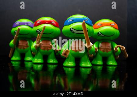 Teenage Mutant Ninja Turtles - giocattoli di tartarughe con sfondo nero Foto Stock