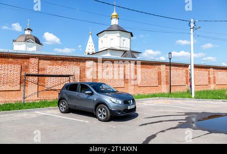 Kolomna, Russia - 17 luglio 2023: Nissan Qashqai accanto al Convento di Natività Bobrenev a Staroe Bobrenevo, distretto di Kolomna, regione di Mosca Foto Stock