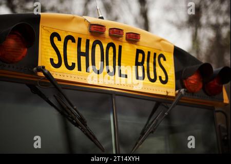 Primo piano sul parabrezza dello scuolabus nordamericano Foto Stock