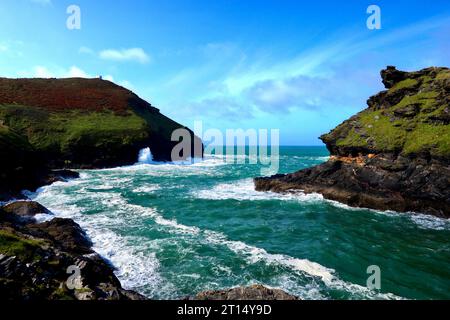 L'ingresso al porto di Boscastle sulla costa nord della Cornovaglia. Foto Stock