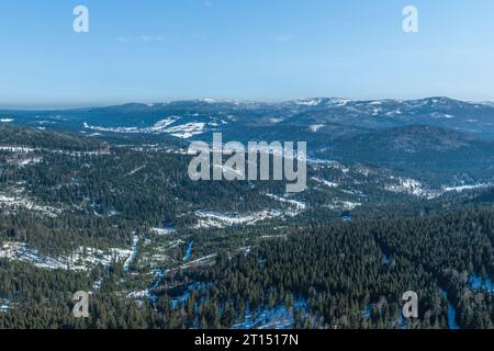 La stazione sciistica sul Big Arber nella foresta bavarese in una soleggiata giornata invernale dall'alto Foto Stock