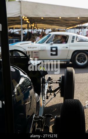 1935 auto da corsa di tipo A R4A e 1965 Chevrolet Corvette Stingray al BARC Revival Meeting 2023, circuito di Goodwood, Chichester, West Sussex, Regno Unito Foto Stock