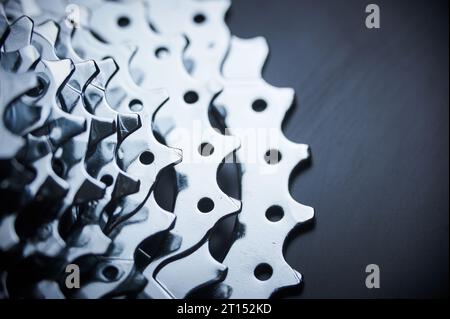 Nuova cassetta posteriore per mountain bike su sfondo nero in primo piano, ripresa in studio. Foto Stock