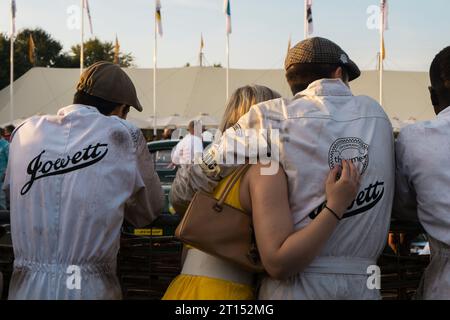 Giovane meccanico Jowett con la sua ragazza al Parc Ferme al BARC Revival Meeting 2023, circuito automobilistico di Goodwood, Chichester, West Sussex, Regno Unito Foto Stock