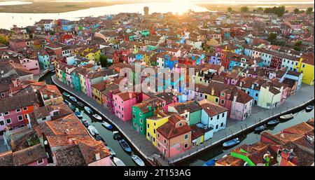 Vista aerea delle case colorate dell'isola di Burano, nella provincia di Venezia, nella regione Veneto, in Italia, l'ora d'oro dell'alba Foto Stock