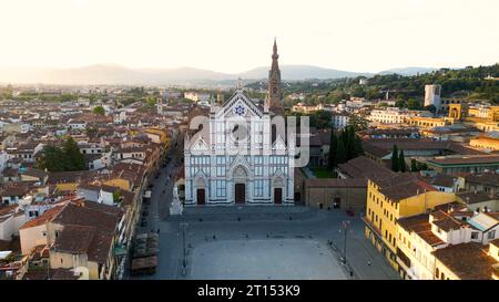 Ripresa aerea dello skyline di Firenze, Basilica di Santa Croce a Firenze e Piazza di Santa Croce, Toscana, Italia Foto Stock