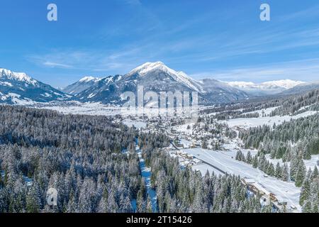 Vista panoramica sulla regione intorno alla funivia dell'Alpe di Ehrwalder vicino a Ehrwald in Tirolo Foto Stock