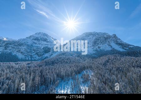 Vista panoramica sulla regione intorno alla funivia dell'Alpe di Ehrwalder vicino a Ehrwald in Tirolo Foto Stock