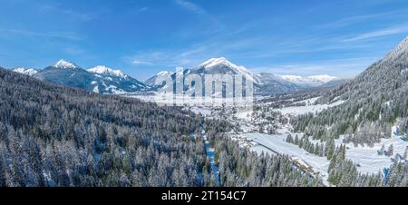 Vista panoramica sulla regione intorno alla funivia dell'Alpe di Ehrwalder vicino a Ehrwald in Tirolo Foto Stock