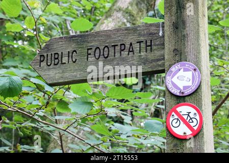 Un cartello di legno per le zone boschive presso il ponte Shaugh al confine di Dartmoor nel Devon meridionale. Foto Stock