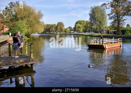 Traghetto a catena motorizzato che attraversa il fiume Avon con passeggeri in attesa a Stratford Upon Avon, Inghilterra, Regno Unito Foto Stock