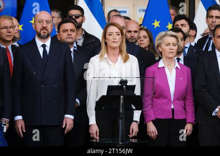 Bruxelles, Belgio. 11 ottobre 2023. Il Presidente del Parlamento europeo Roberta Metsola, il Presidente della Commissione europea Ursula von der Leyen, il Presidente del Consiglio UE Charles Michel in un momento solenne sul Parlamento europeo in solidarietà delle vittime degli attentati terroristici in Israele. Bruxelles, Belgio, l'11 ottobre 2023. Credito: ALEXANDROS MICHAILIDIS/Alamy Live News Foto Stock